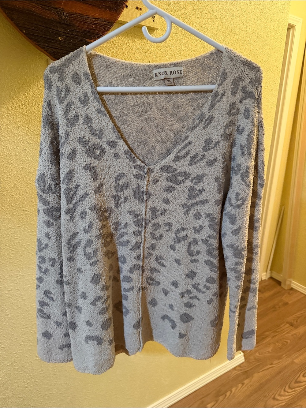 Knox Rose Light Gray Leopard-Print V-Neck Sweater
